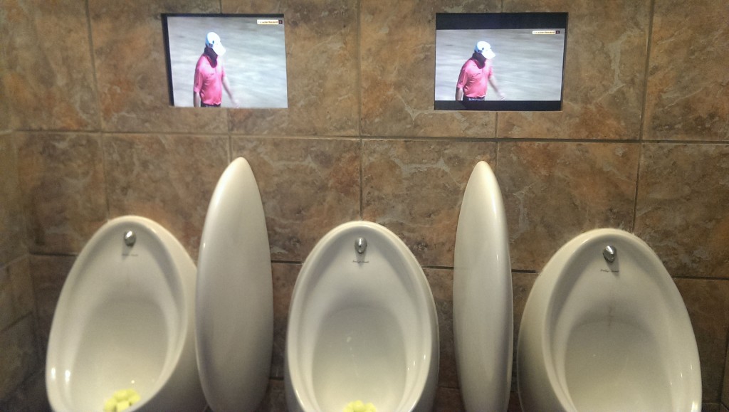 Zelfs op het toilet kan je golf kijken op televisie....