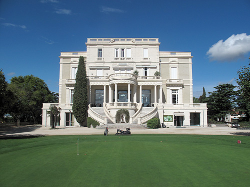 "The White Home", het imposante clubhuis van GCC de Nîmes Campagne.