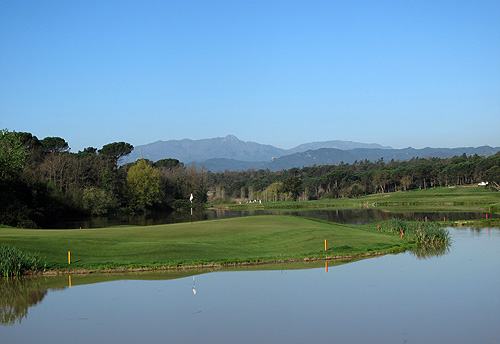 Ook op de Stadium Course van PGA Catalunia is er water