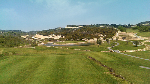 Hole 13 van Mintis Hills Golf Club heeft een uitdagende eiland green