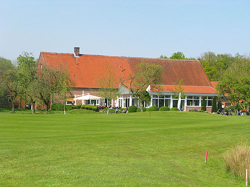 De slothole met daarachter het clubhuis van Golfclub Münster Tinnen.
